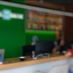 Delincuentes robaron un local de celulares al norte de Cuenca.
