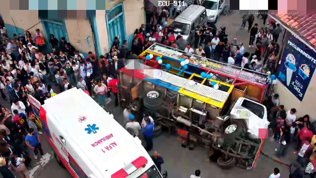 Este vehículo se volcó en el centro de la ciudad de Azogues. Foto: ECU911
