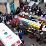 Este vehículo se volcó en el centro de la ciudad de Azogues. Foto: ECU911
