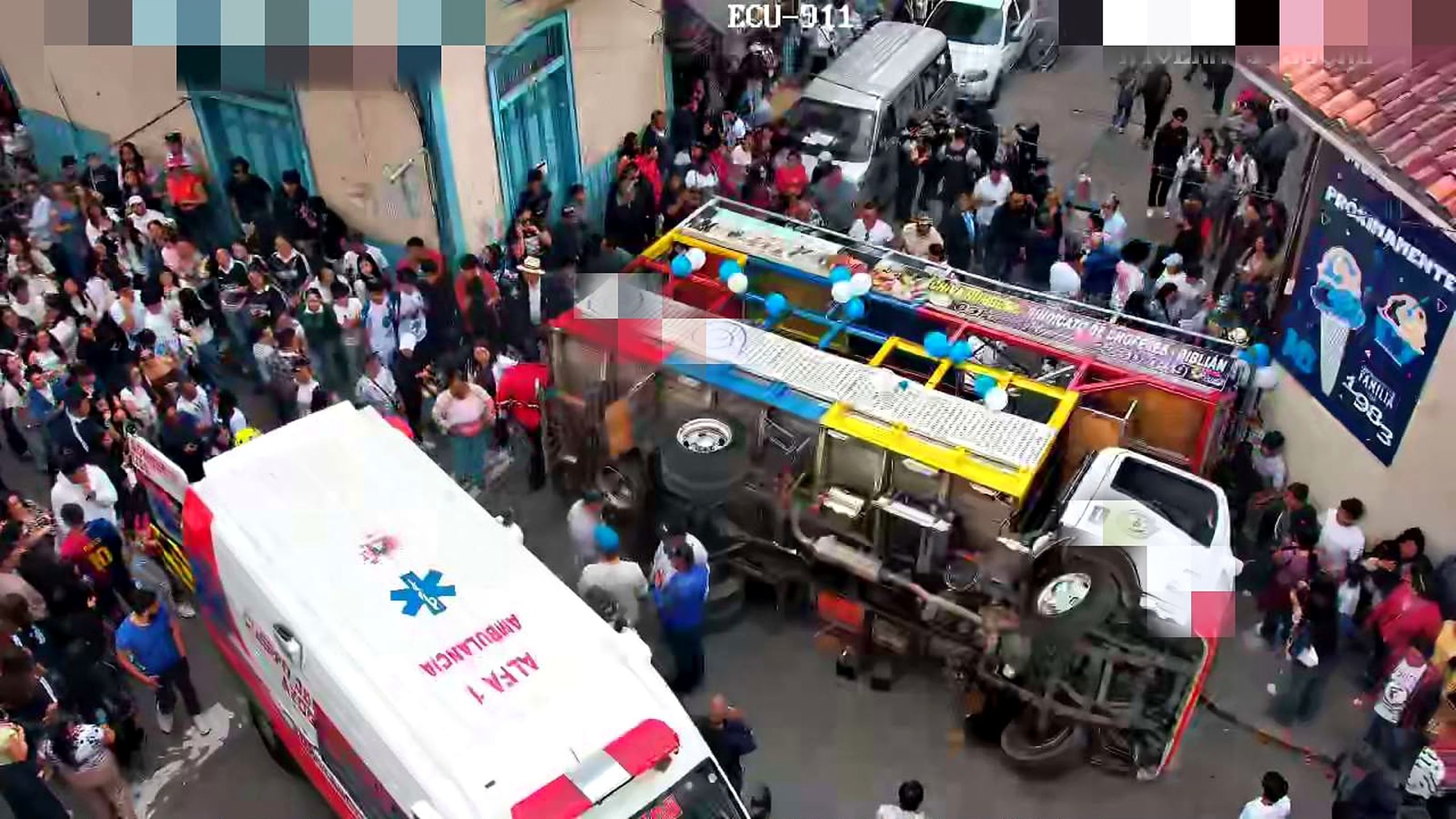 Este vehículo se volcó en el centro de la ciudad de Azogues. Foto: ECU911