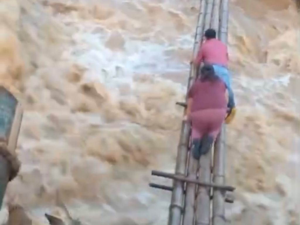 De esta forma peligrosa cruzan el río habitantes de la comunidad San Vicente, en El Carmen de Pijilí.