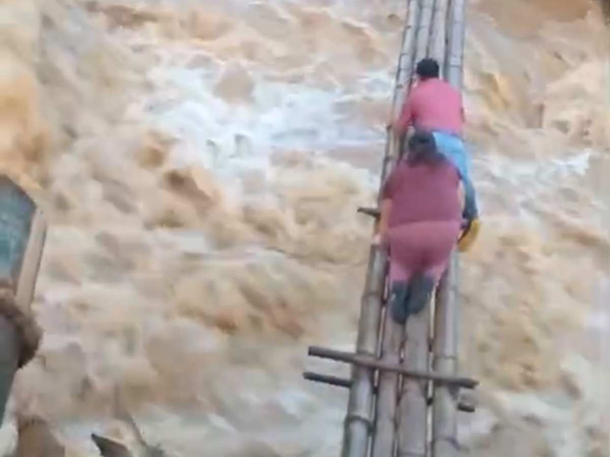 De esta forma peligrosa cruzan el río habitantes de la comunidad San Vicente, en El Carmen de Pijilí.