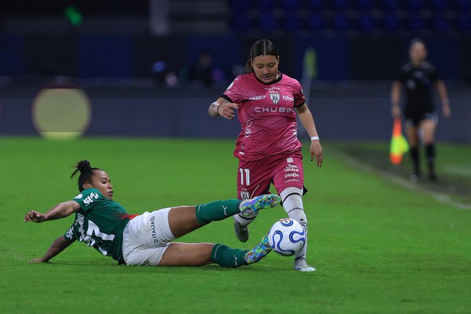 Jugadoras del Palmeiras y Dragonas disputan balón. Foto: Libertadores