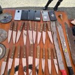 Cuchillos y machetes se decomisaron en una operación militar ejecutada en la cárcel de Azogues, un centro de privación de la libertad exclusivo de mujeres. /Cortesía