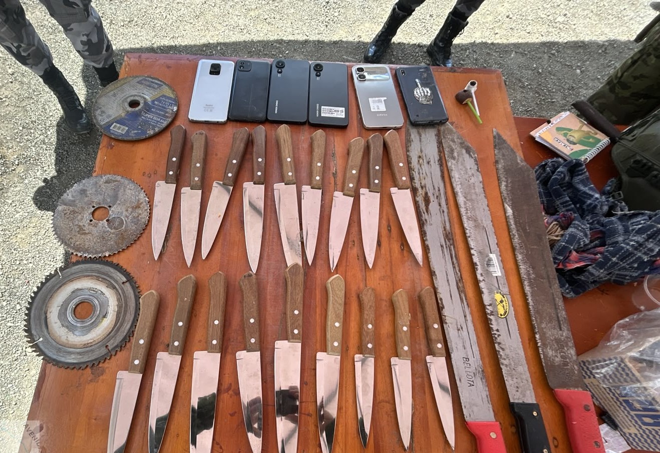 Cuchillos y machetes se decomisaron en una operación militar ejecutada en la cárcel de Azogues, un centro de privación de la libertad exclusivo de mujeres. /Cortesía