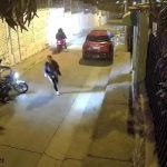 Cuatro delincuentes en moto asaltaron a una mujer al norte de Cuenca.