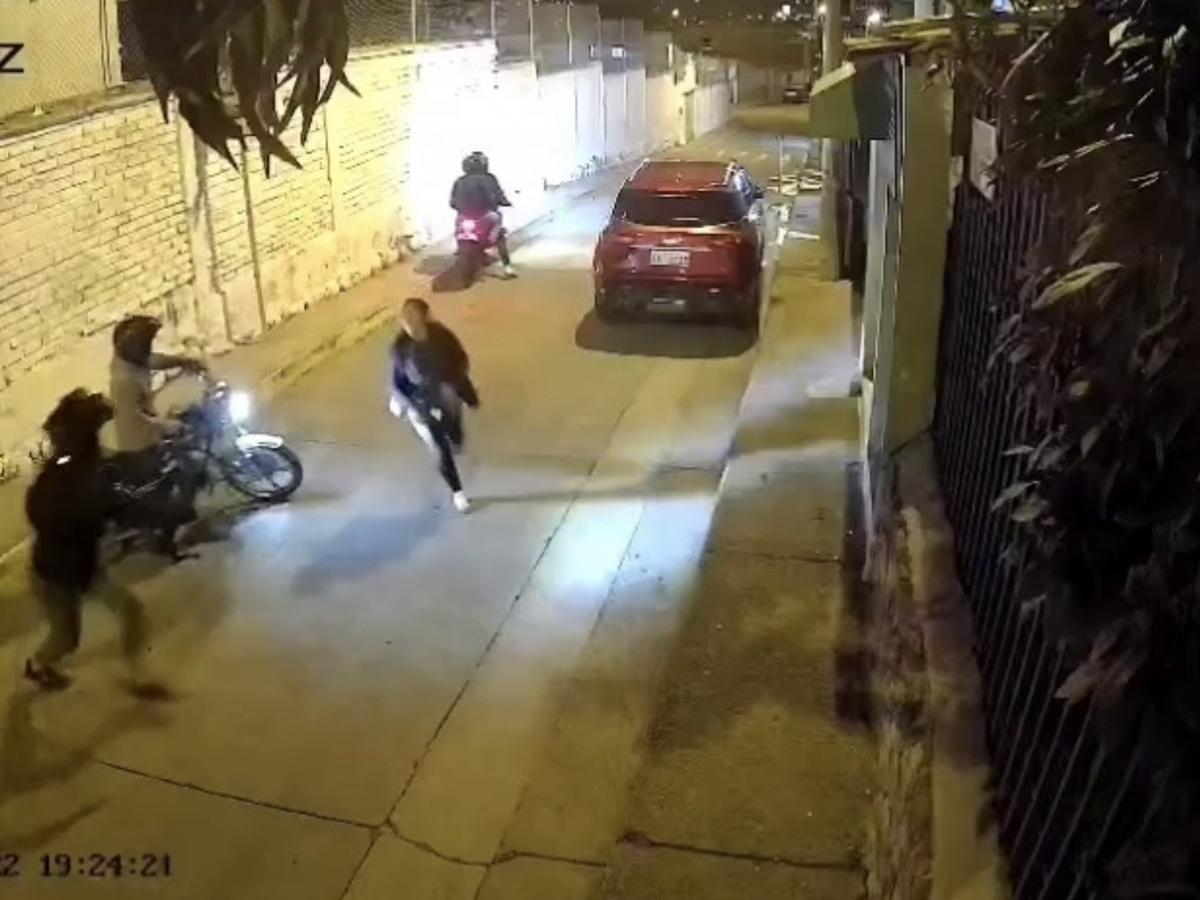 Cuatro delincuentes en moto asaltaron a una mujer al norte de Cuenca.