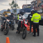Agentes de la EMOV en operativo.