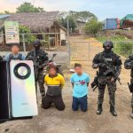Dos sujetos que extorsionaban a ciudadano en Cuenca, fueron detenidos por la Unase. /Cortesía