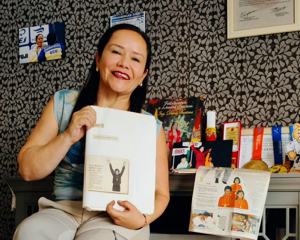 Diana Santana con los recortes del periódico. /Cortesía
