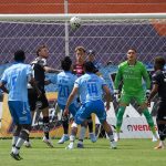 Disputa del balón entre jugadores de Macará e Independiente del Valle. /API