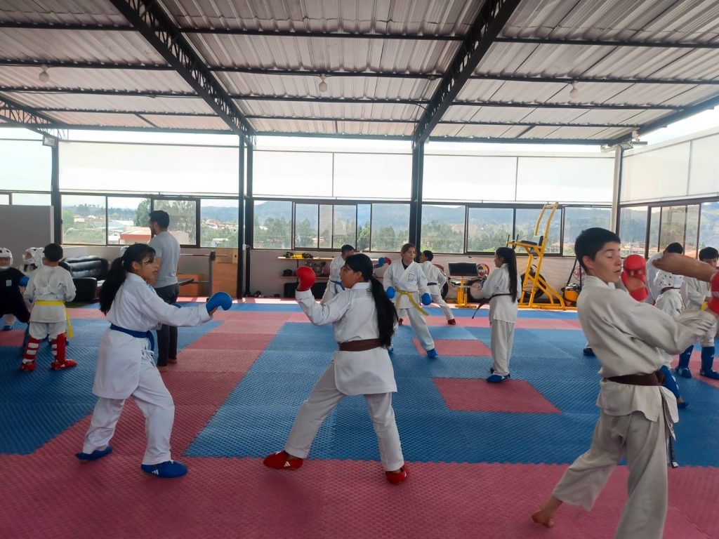 Karatecas en su práctica previo al campeonato. /Cortesía