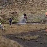 Captura del video en el que se puede ver a un grupo de motocicletas en zonas de páramos en Las Pampeadas. /Cortesía