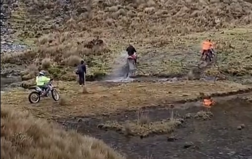 Captura del video en el que se puede ver a un grupo de motocicletas en zonas de páramos en Las Pampeadas. /Cortesía