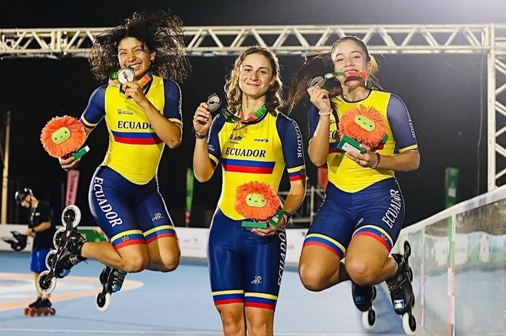Elisa Sala, Arianna Zúñiga y Ámbar León festejan segundo lugar. /Cortesía