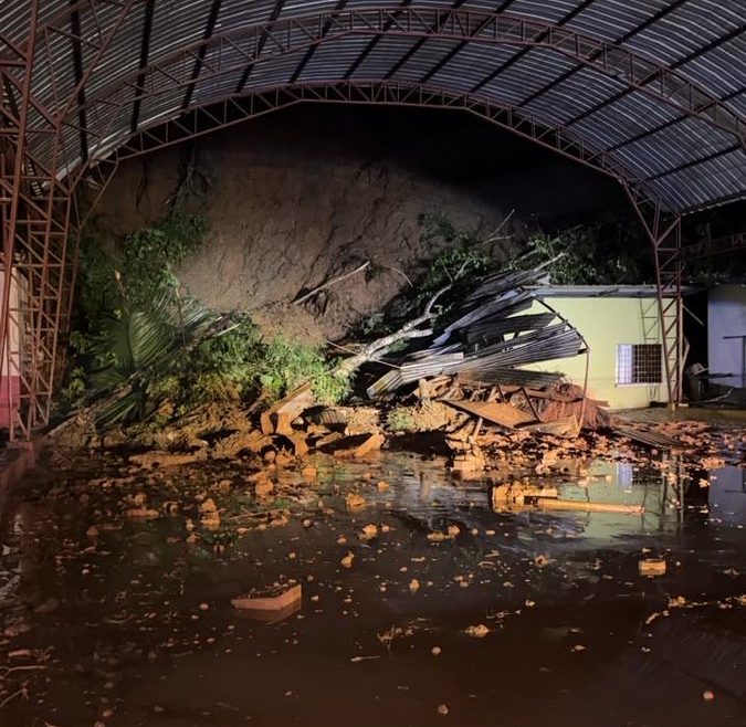 Un deslizamiento afectó a cuatro familias de Ponce Enríquez. Foto: ECU911