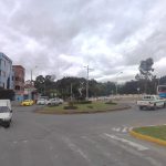 Cierre vial en el redondel de las avenidas Paseo de los Cañaris y Pumapungo. /Cortesía