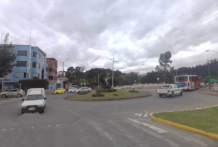 Cierre vial en el redondel de las avenidas Paseo de los Cañaris y Pumapungo. /Cortesía