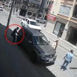 De esta forma tres delincuentes robaron equipo de un vehículo en el centro de Gualaceo.