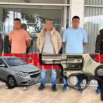 Un vehículo y un revólver fueron detenidos como indicios durante la detención de los tres extranjeros acusado de robar casas en Cuenca. /Cortesía
