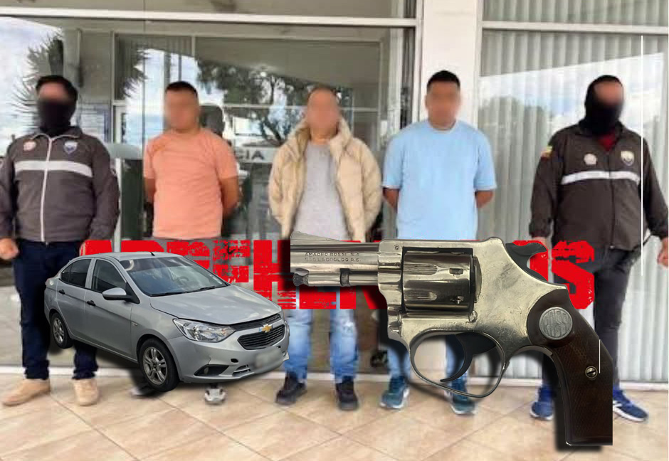 Un vehículo y un revólver fueron detenidos como indicios durante la detención de los tres extranjeros acusado de robar casas en Cuenca. /Cortesía