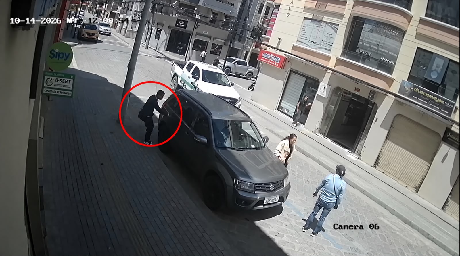 De esta forma tres delincuentes robaron equipo de un vehículo en el centro de Gualaceo.