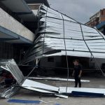 El techo de una unidad educativa de Cuenca colapsó, según reportó el Cuerpo de Bomberos de Cuenca. /Cortesía