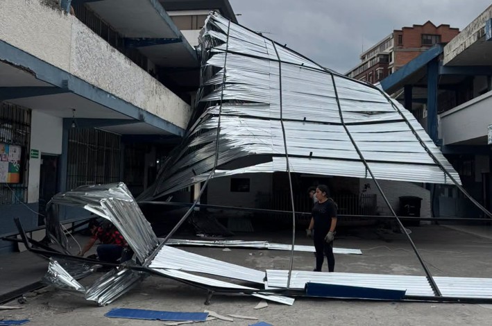 El techo de una unidad educativa de Cuenca colapsó, según reportó el Cuerpo de Bomberos de Cuenca. /Cortesía