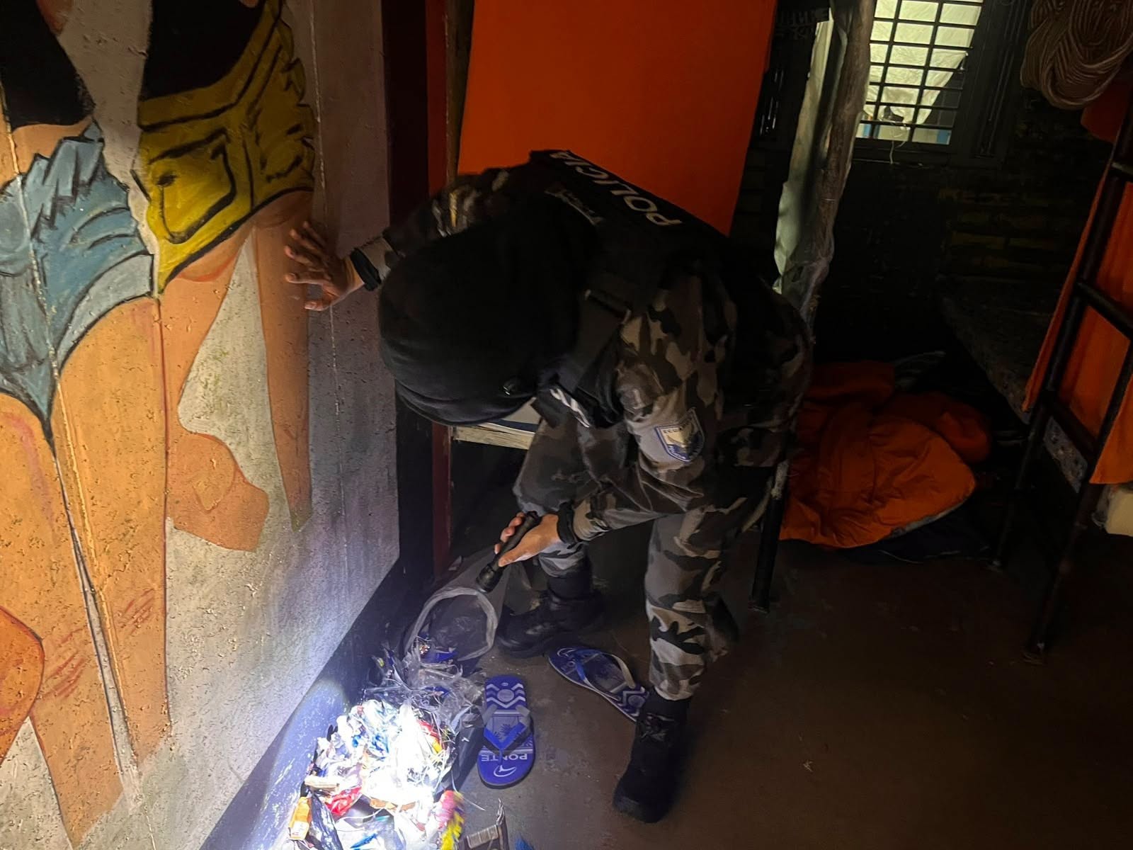 Policías cumplen operativo en cárcel de Turi.