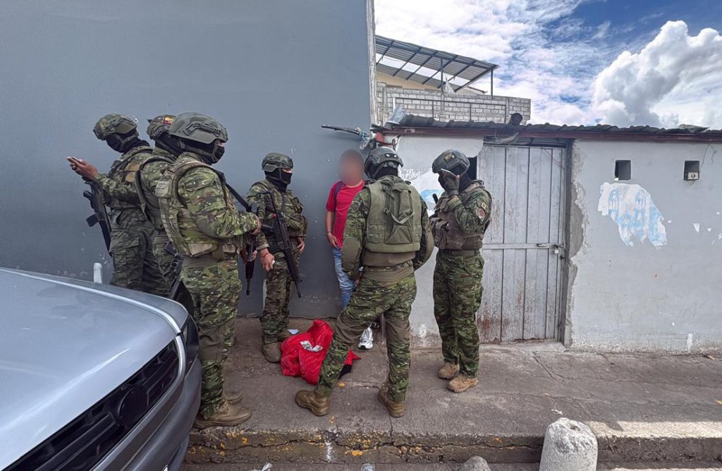 Militares detuvieron a un sujeto por cometer el presunto delito de usura en Azogues. /Cortesía
